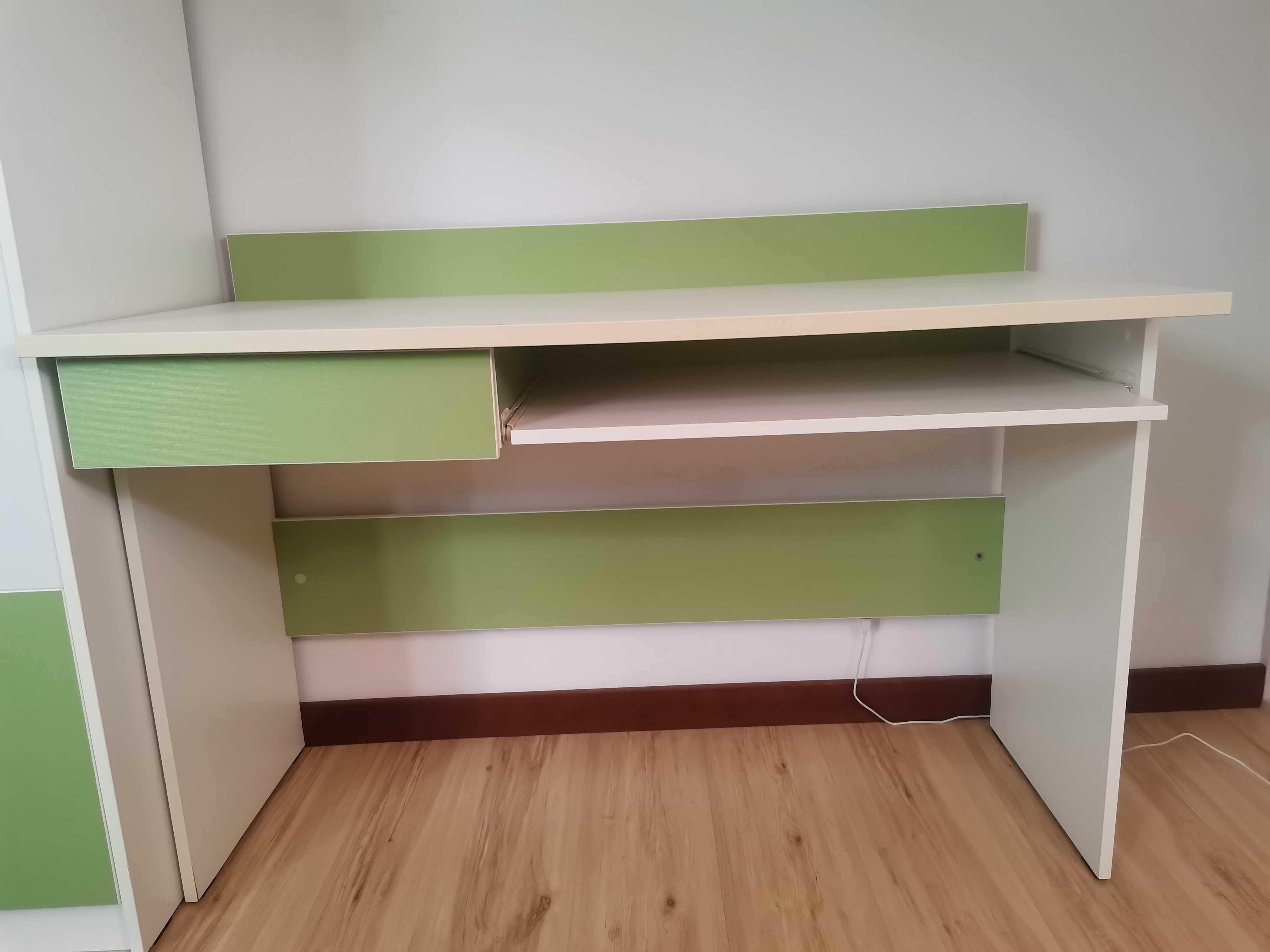 Zestaw mebli z łóżkiem do pokoju chłopca