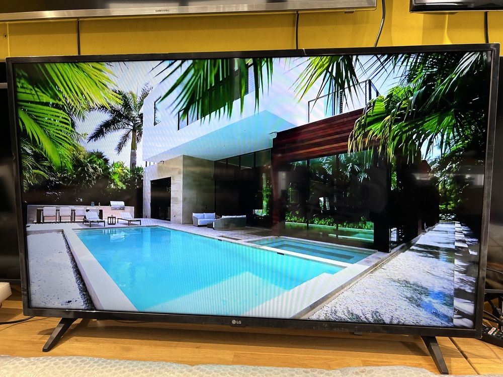 LG 32” 32LM6300, Smart TV, WiFi.