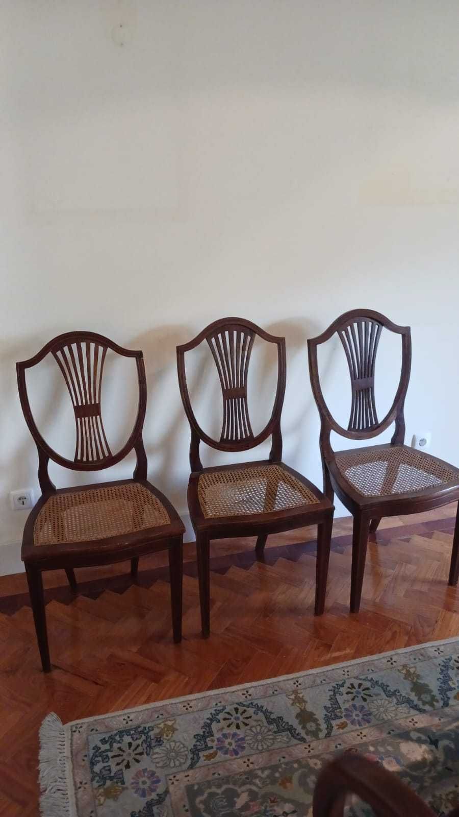 3 cadeiras com assento em palhinha