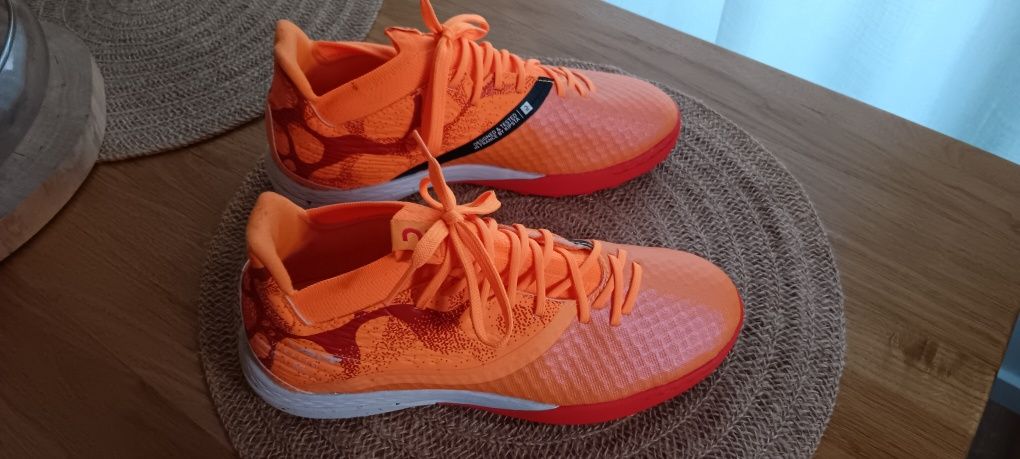 Nowe buty do piłki nożnej dla chłopca Turfy marki Kipsta rozmiar 39