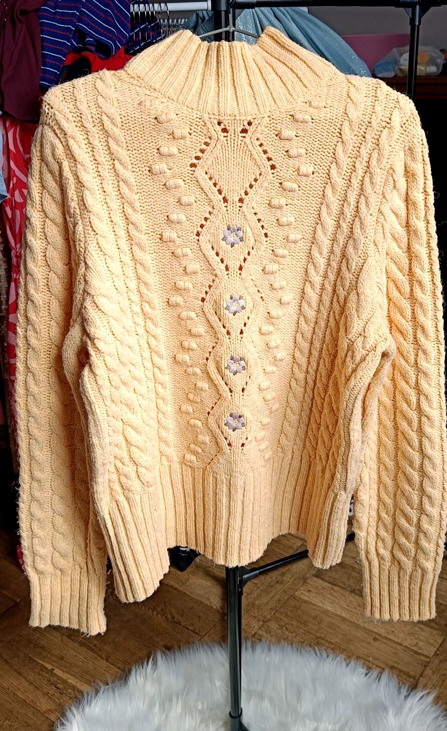 Orsay sweter z golfem 40 – masełkowy hit na chłodne dni!