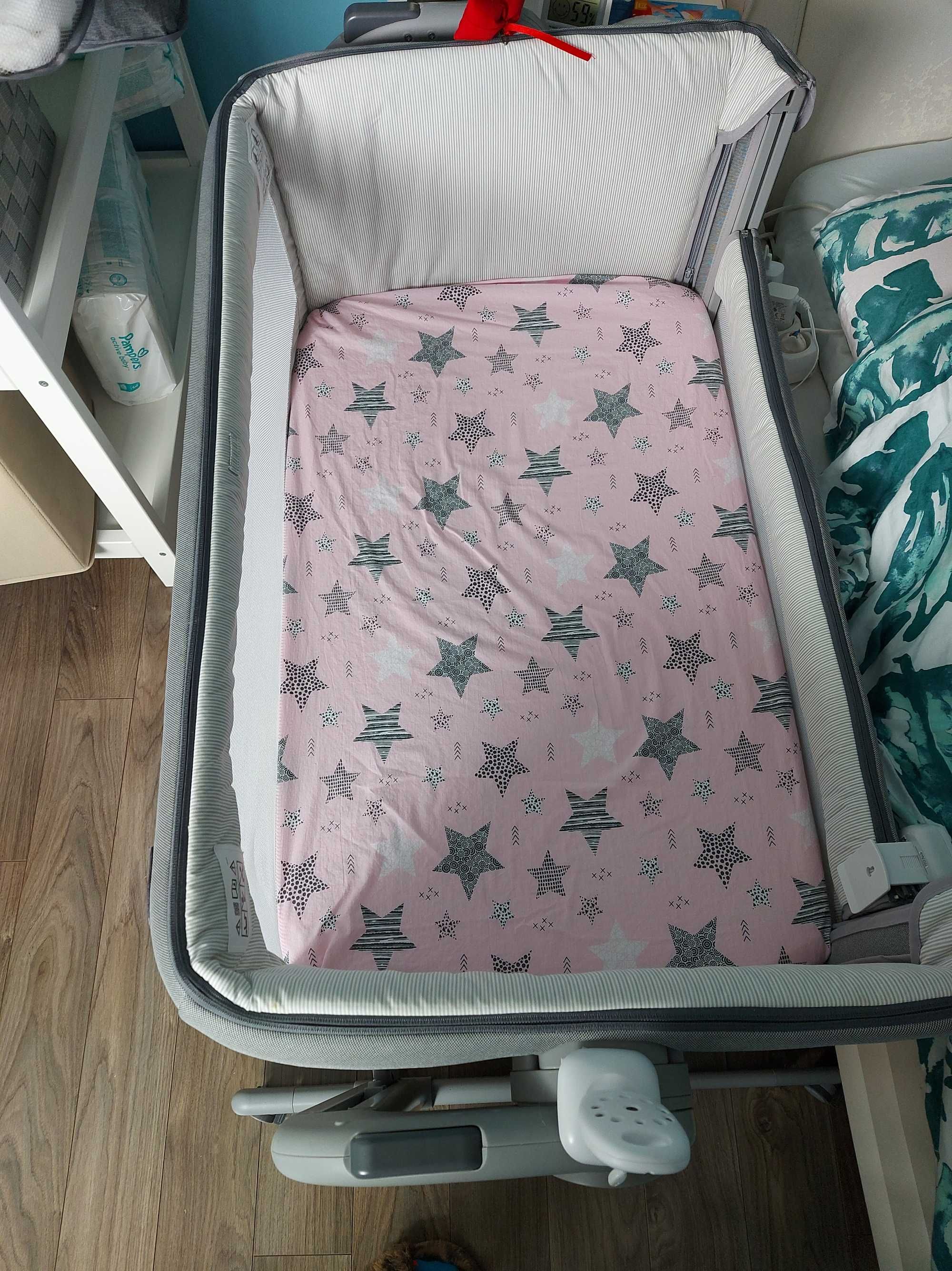 Dostawka Chicco next2me Magic jasny szary prześcieradła  łóżeczko