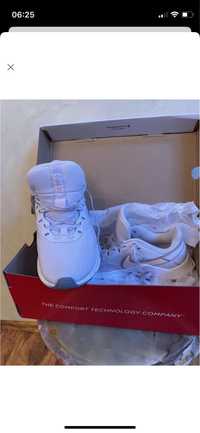 Подарунок для дівчат на 8 березня: фірмові кросівки Nike