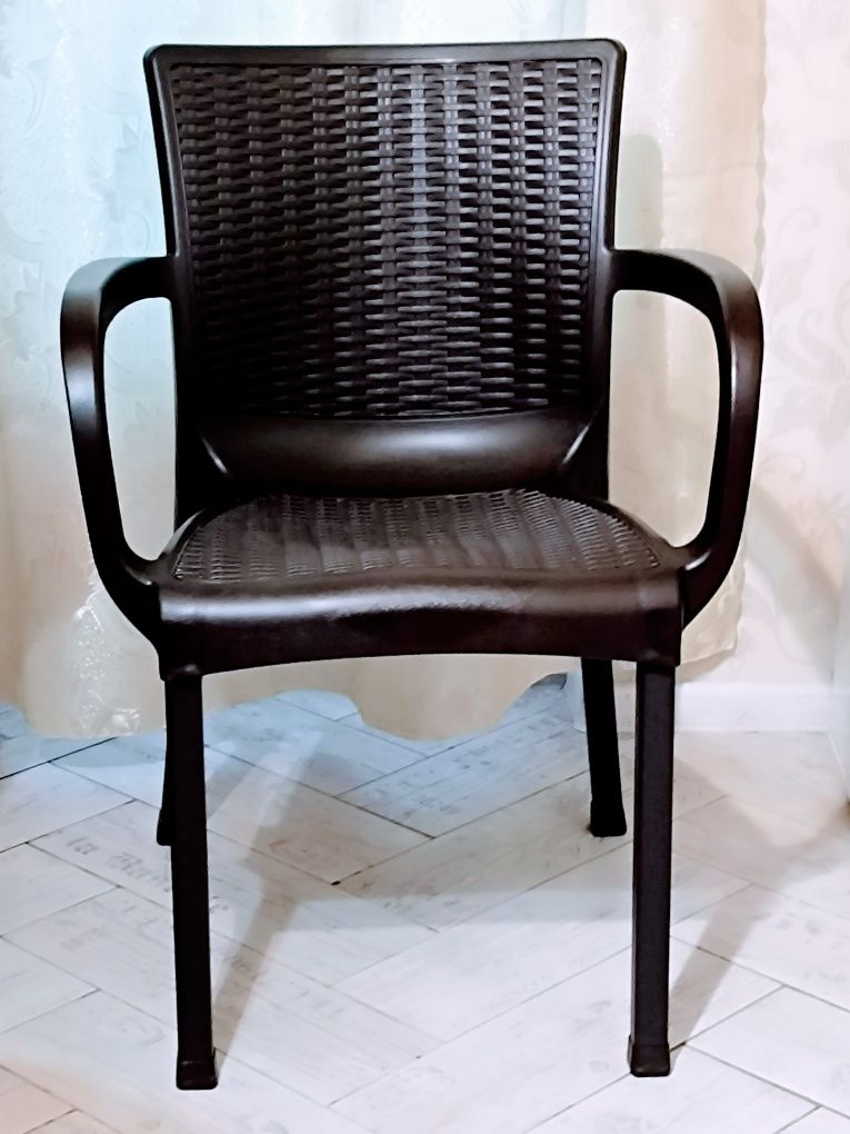 Кресло из прочного пластика ротанга