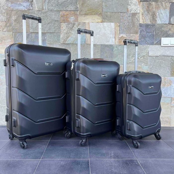 Пластиковый чемодан валіза полікарбонат Сумка НЕ ТРІСКАЄ Вализа 4 кола