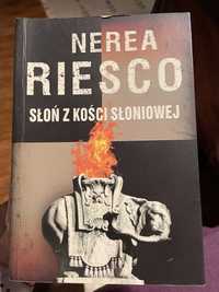 Nerea Riesco Słoń z kości słoniowej