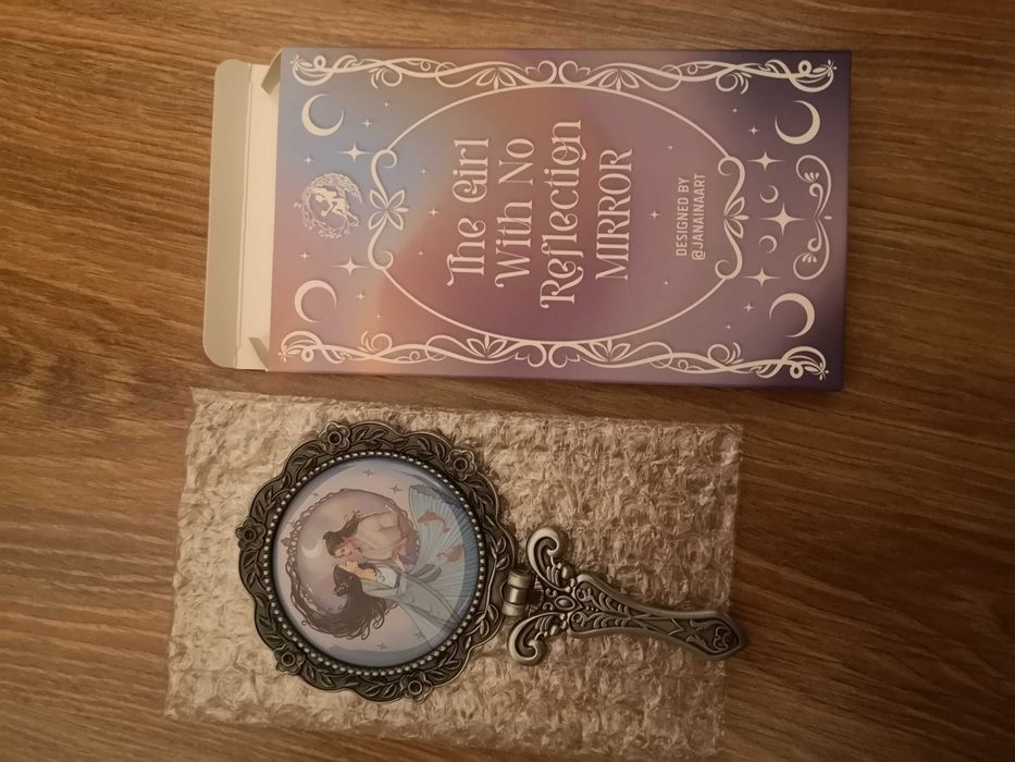 Fairyloot The girl with no reflection lusterko