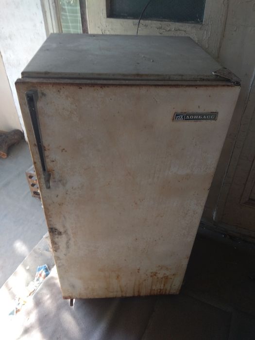 Холодильник бу советский "Донбасс" в рабочем состоянии.