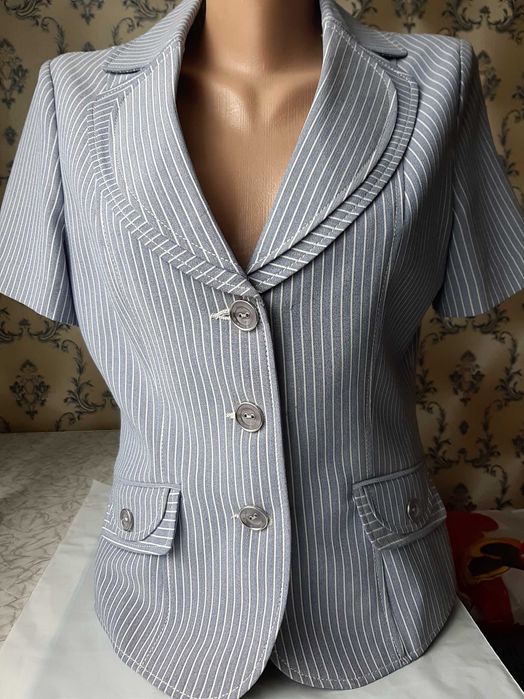 Продам женский костюм тройка