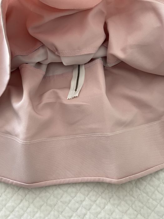 Sukienka na ramiaczkach.