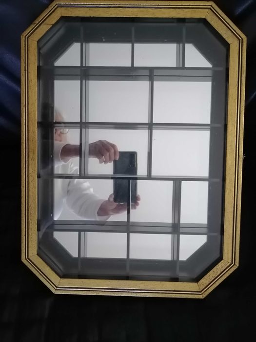 Vitrine em madeira dourado com espelho
