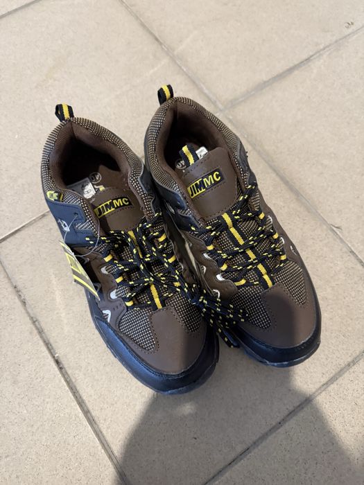 Vendo Sapatilha Unisexo para caminhas , está nova , com etiqueta.