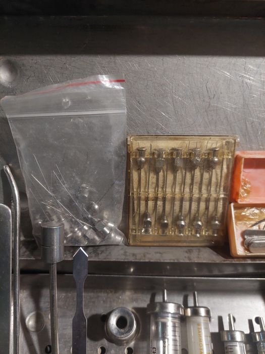 Ветеренарскі шприци та голки додаткові елементи.