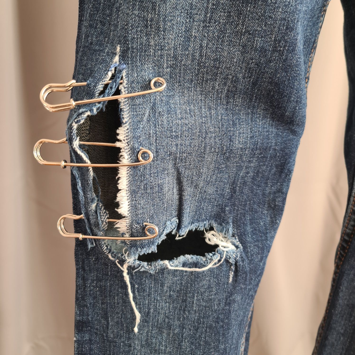 Spodnie jeans skinny Bershka, rozmiar 42, spodnie z dziurami