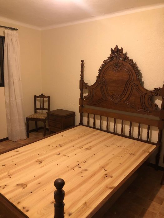 Cama estilo vintage em madeira, inclui 2 mesas cabeceira e a cadeira