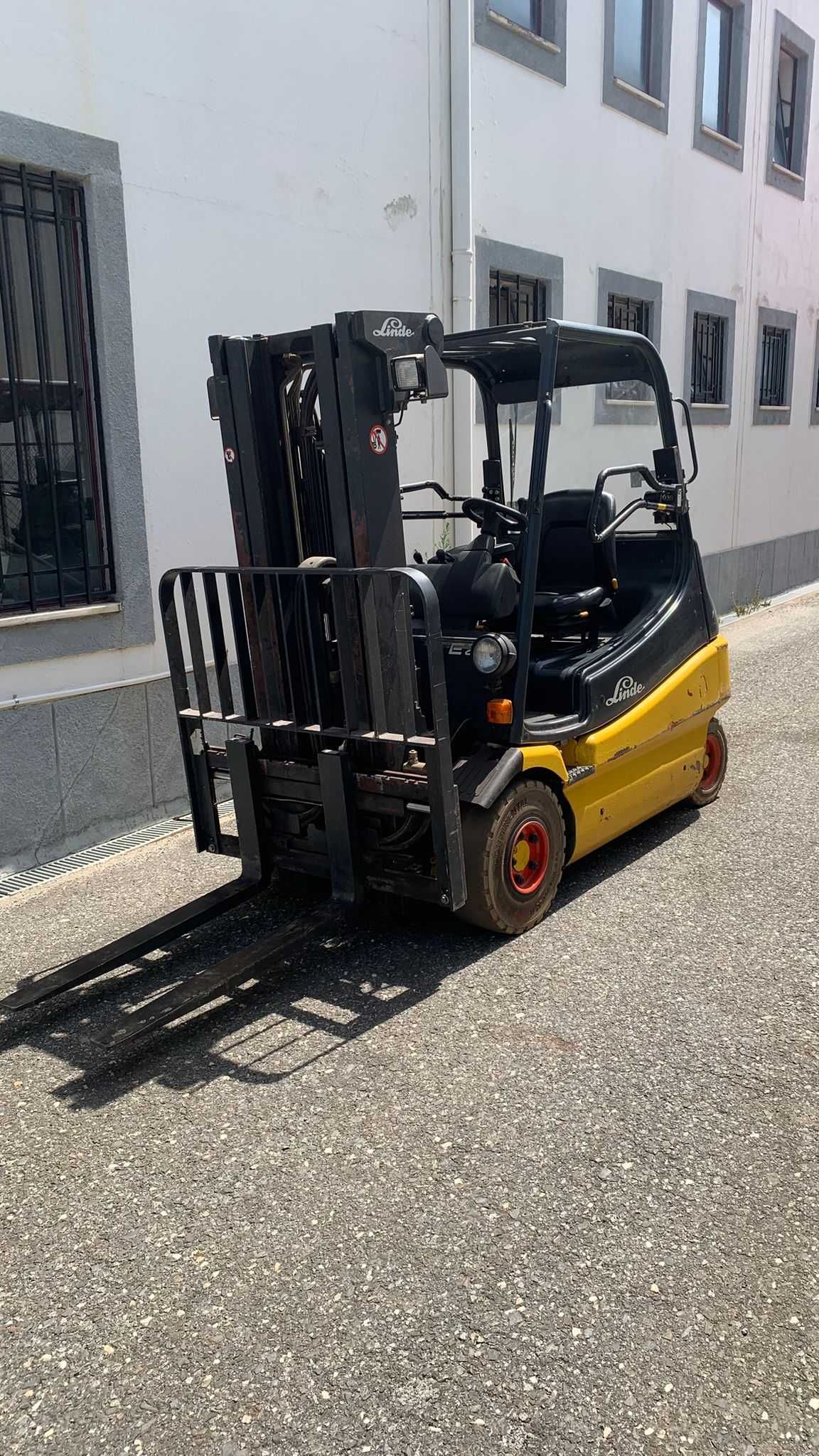 Empilhador Elétrico 2500kg Linde E25 4,6m 4 Valvulas