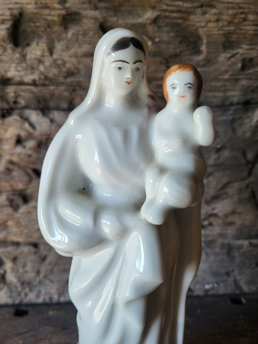 Porcelanowa Maryja Matka Boska