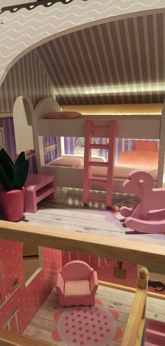 Drewniany domek dla lalek z LED Z mebelkami + oświetlenie LED