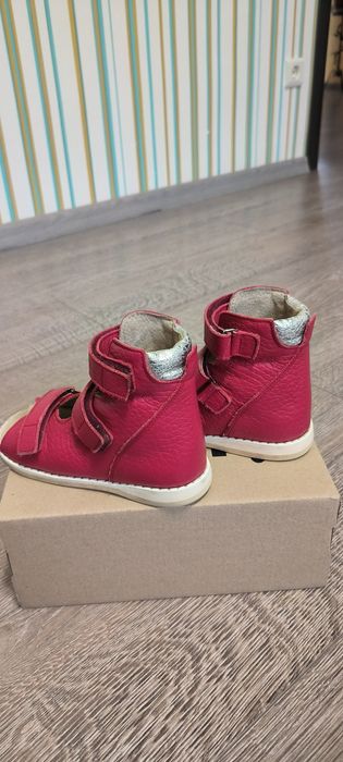 Продам шкіряні ортопедичні босоніжки