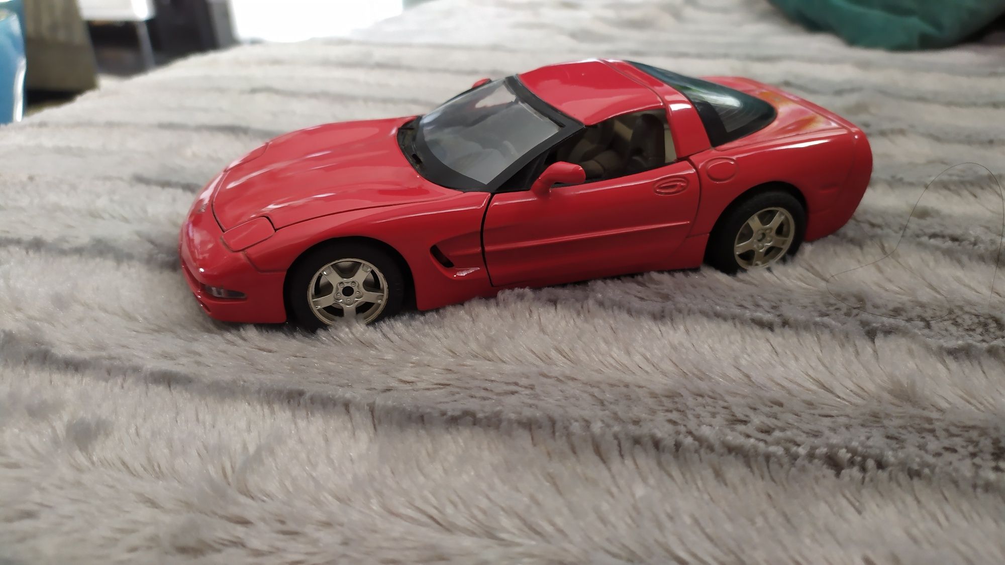 Carro Chevrolet Corvette ano 1997 escala 1/24 Burago