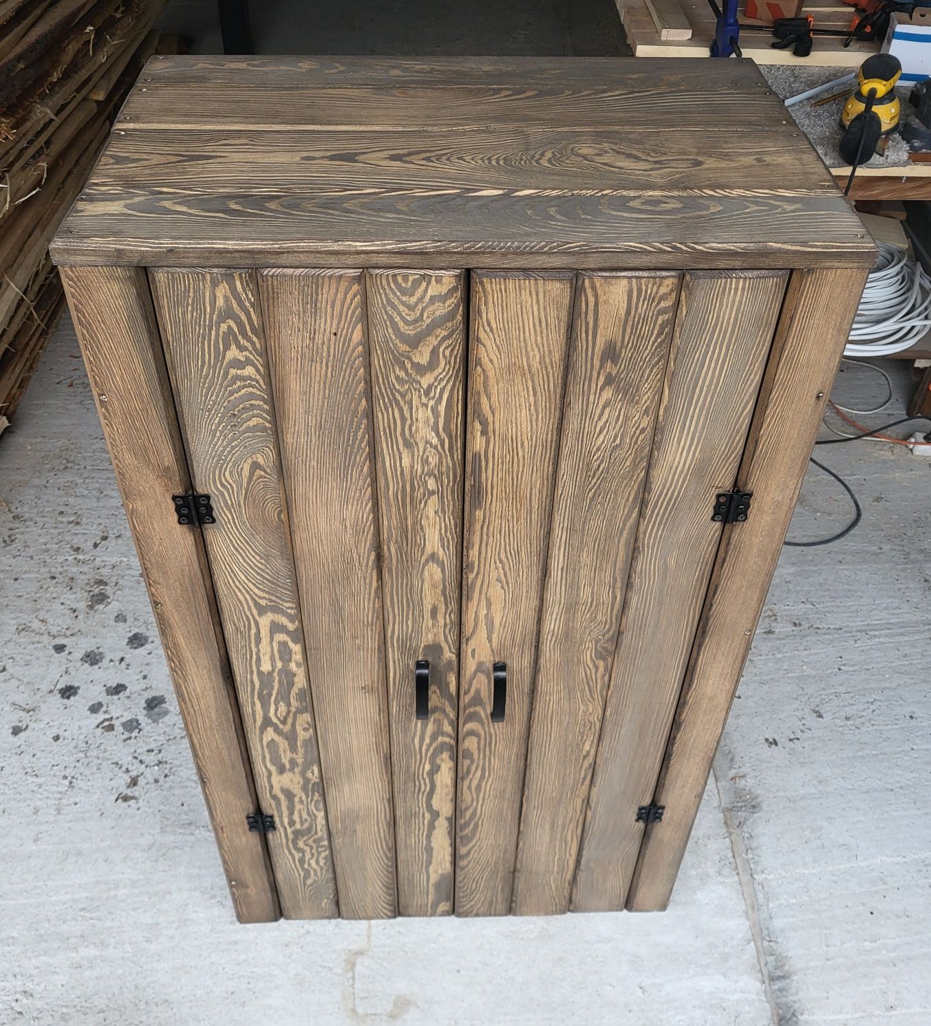 Szafka na buty sosnowa. 70x45x120 cm wys. Kolor Wenge