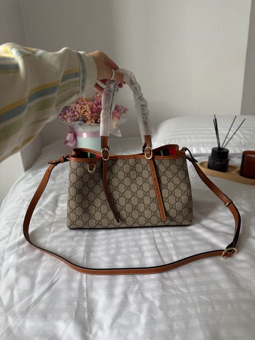 Сумка Gucci Emblem medium tote bag