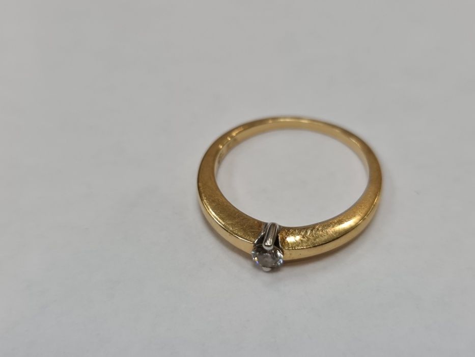 Piękny złoty pierścionek damski/ 750/ 3.13 gram/ Brylant ~~ 0.1 CT R13