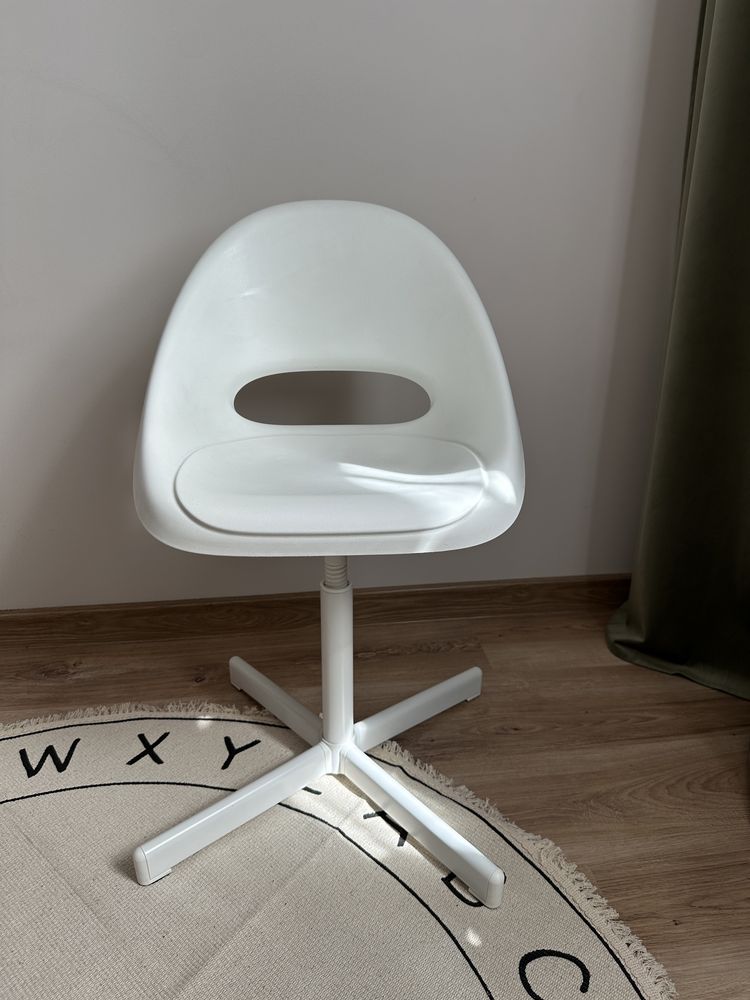Proste uniwersalne białe krzesło biurowe dziecięce LOBERGET ikea