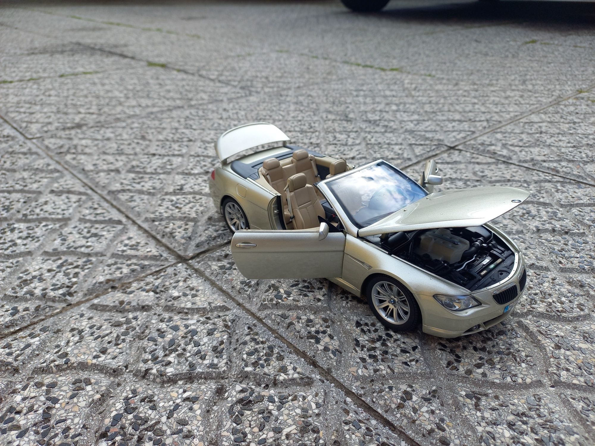 Brinquedo - Carro - BMW - à escala