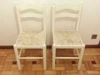 Duas Cadeiras madeira maciça Lacadas Brancas Assentos removíveis IKEA.