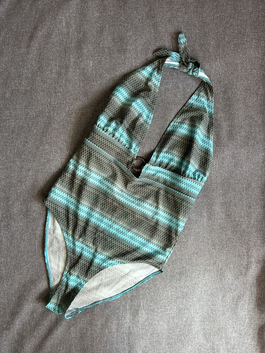 Суцільний жіночий купальник. купальник