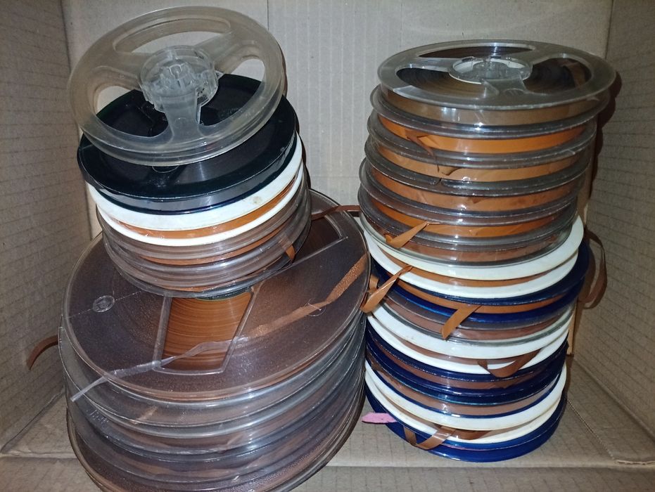 Бабіни з магнітною стрічкою.