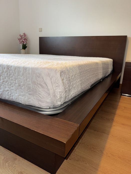 Cama casal madeira macica com arrumos + 2 mesas cabeceira