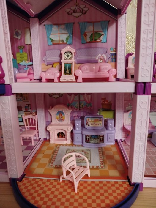 Domek dla lalek wraz z akcesoriami