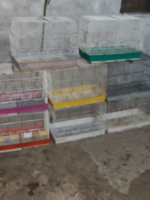 Gaiolas com marcas de uso