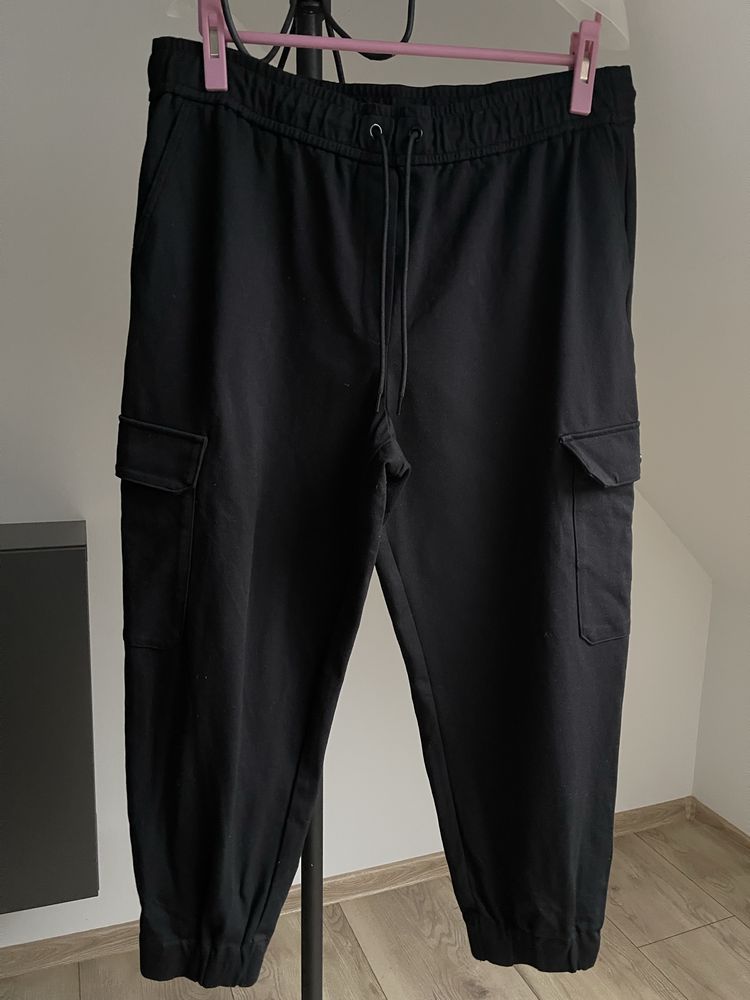 Czarne elastyczne spodnie joggery dresowe F&F r.46