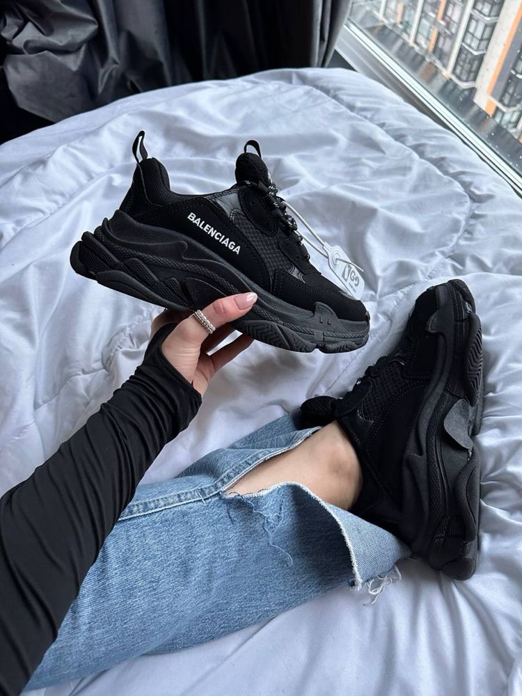 Женские кроссовки balenciaga triple s black в наличии