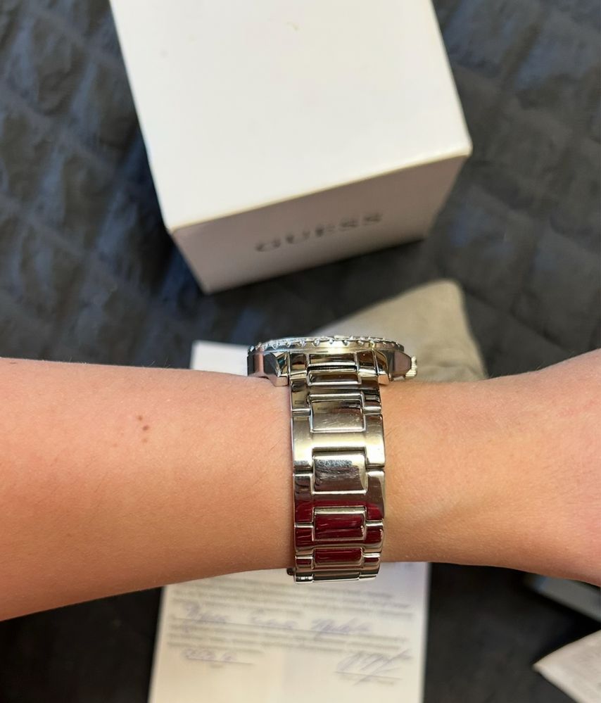 Женские наручные часы GUESS