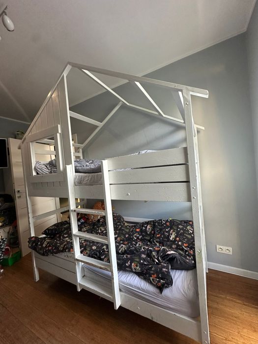 Łóżko piętrowe domek