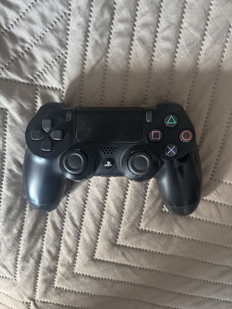 PS4 + 3 pady + 17 gier –  komplet gotowy do grania!