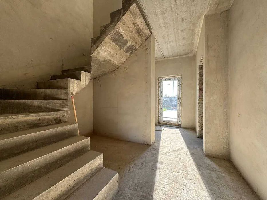 Сучасний дуплекс з великою ділянкою