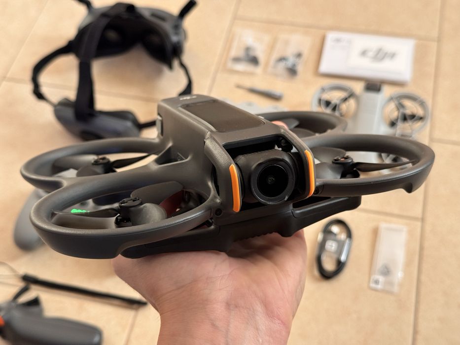 DJI Avata 2 oraz dodatkowo kontroler RC3, RC Motion 3 i DJI Neo