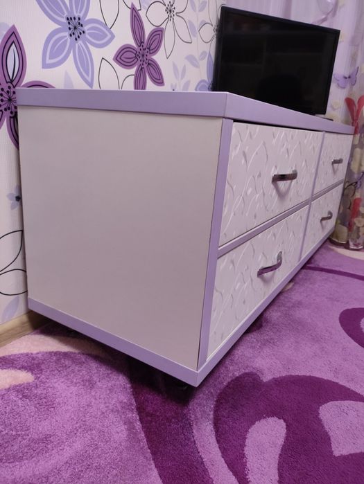 Гарний комод білого кольору