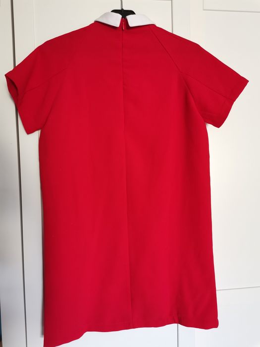 Czerwona sukienka z kołnierzykiem