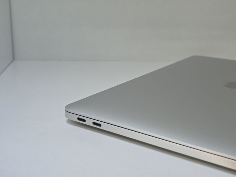 MacBook Pro A1708 • i5 / 8GB / 256GB