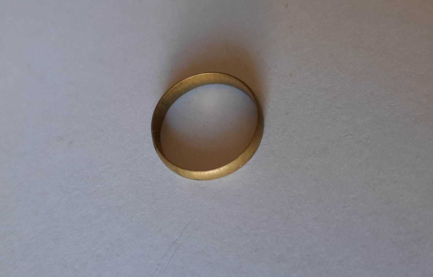 Metalowa obrączka pierścionek w złotym kolorze - średnica 19mm | PRL