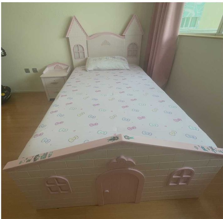 Cama de princesa com mesa de cabeceira – tema castelo, como nova