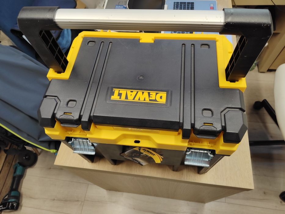 Skrzynka narzędziowa DeWalt. Nowa
