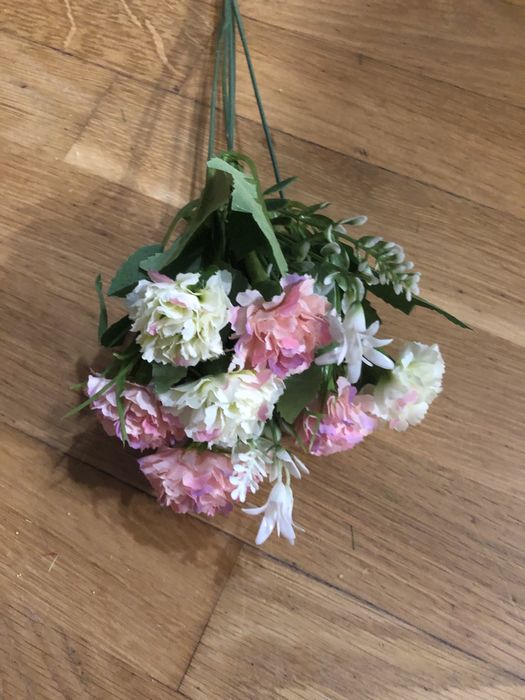 Sztuczne kwiaty w bukiecie