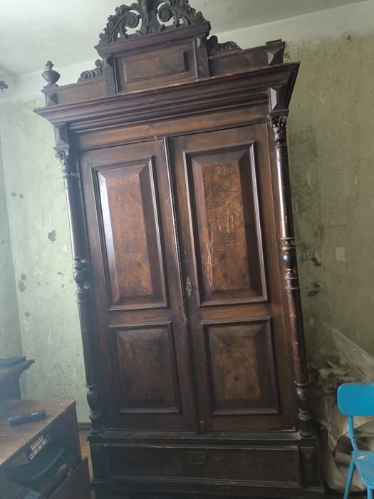 Шкаф старинный деревянный